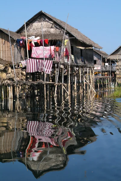 Maing Thauk pueblo de casas de zancos en el lago Inle — Foto de Stock