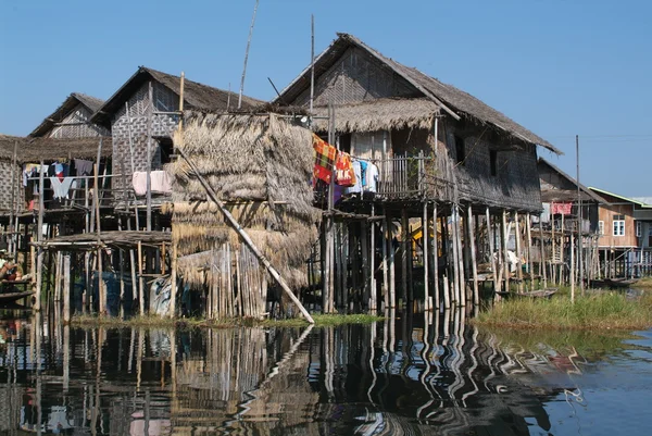 Maing thauk dorp van stilt huizen op Inlemeer — Stockfoto