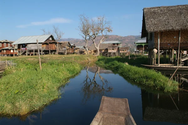 Maing thauk dorp van stilt huizen op Inlemeer — Stockfoto