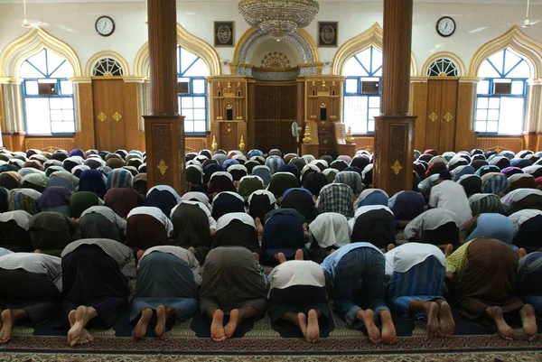 Muslem prayer at a mosque of Yangon — Stock Photo, Image