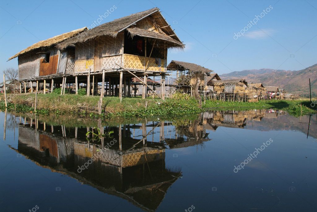 Maing Thauk Aldeia De Casas De Palafitas Em Inle Lake Stock Photo C Fotoember 14958839