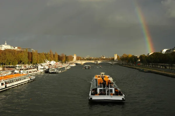 Regenbogen über dem Fluss — Stockfoto