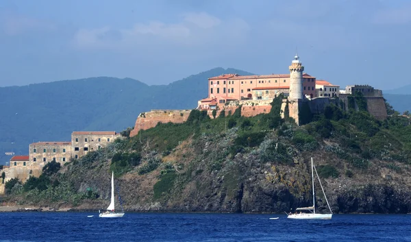 Centrum van portoferraio en forte stella op elba eiland — Stockfoto