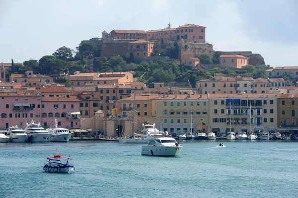 Centrum van portoferraio en forte stella op elba eiland — Stockfoto