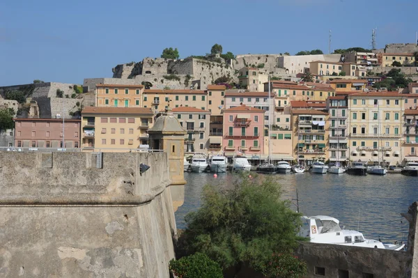 Centro de Portoferraio e Forte Stella na ilha de Elba — Fotografia de Stock