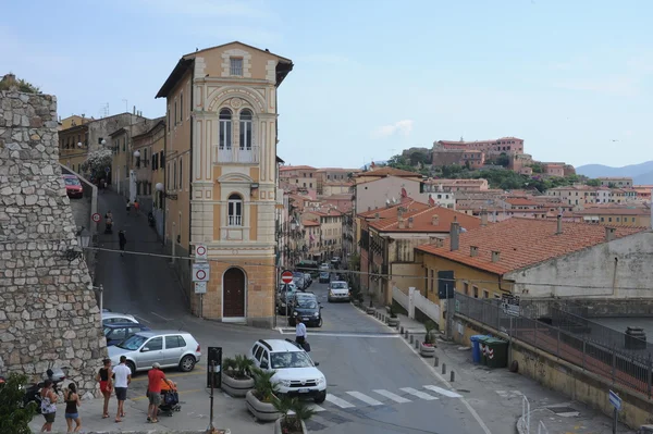 Centrum van portoferraio en forte stella op elba eiland — Stockfoto