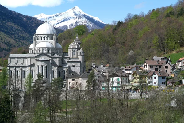 Het dorp van re met Basilica di santa maria — Stockfoto