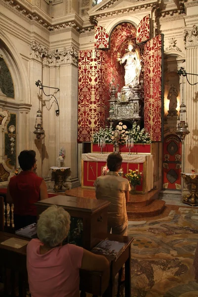 Oraciones en el Duomo S. Lucia de Siracusa — Foto de Stock