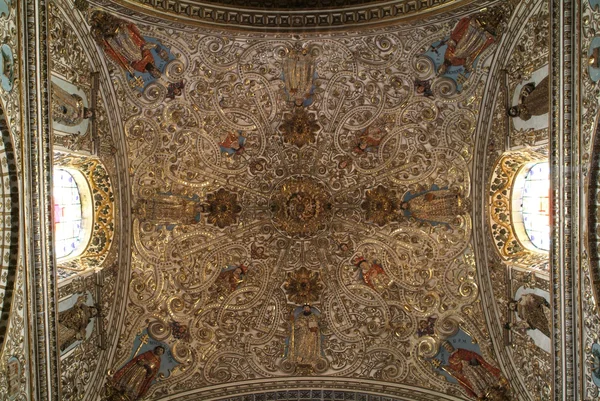 Interiér santa Dominga je mimořádně zdobené a trvalo více než sto let vybudovat. — Stock fotografie