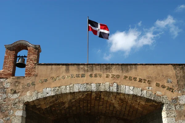 Kolonial byggnad och nationella flagga på santo domingo — Stockfoto
