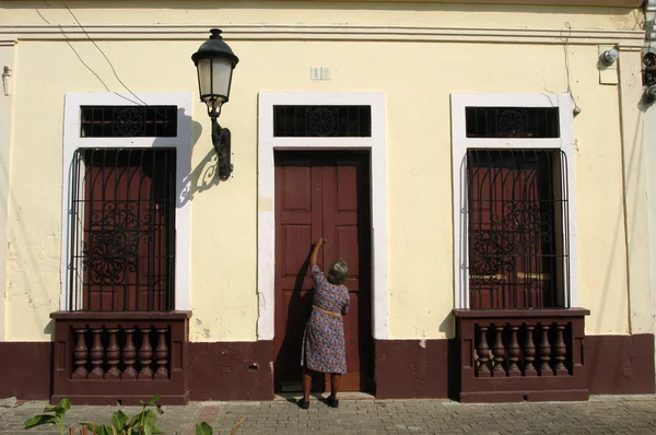 Señora en la puerta en santa domingo — Foto de Stock