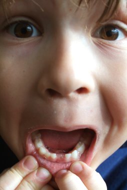 küçük çocuk kapatmak dikey