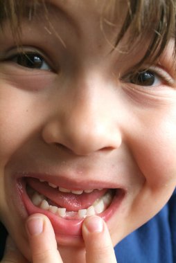 küçük çocuk kapatmak dikey