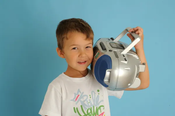 Niño escuchando la música — Foto de Stock