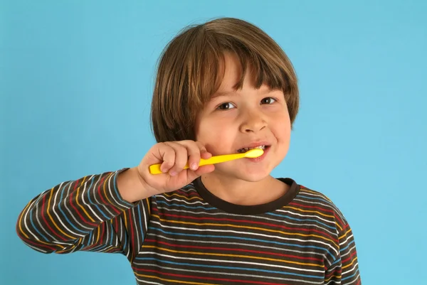 Niños cepillando dientes — Foto de Stock