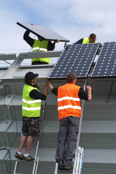 Implantation de panneaux solaires sur la Suisse méridionale — Photo
