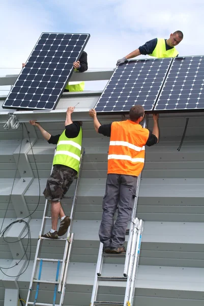 Implante de paneles solares en Suiza meridional — Foto de Stock