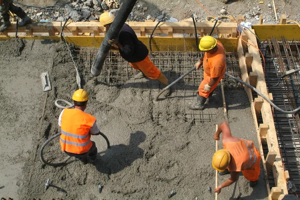 Camiones de mezcla de asfalto construyendo una carretera — Foto de Stock