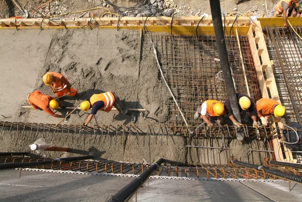 Camiones de mezcla de asfalto construyendo una carretera — Foto de Stock