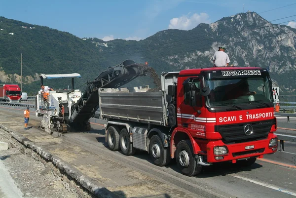 Miscela asfalto Camion costruzione di un'autostrada — Foto Stock