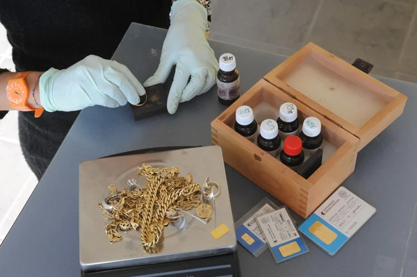 Inspection of gold — Stock Photo, Image