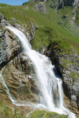 İsviçre Alpleri'nde şelale