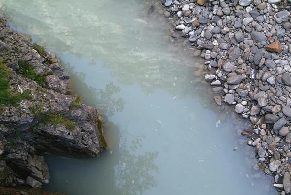 Alpenfluss — Stockfoto