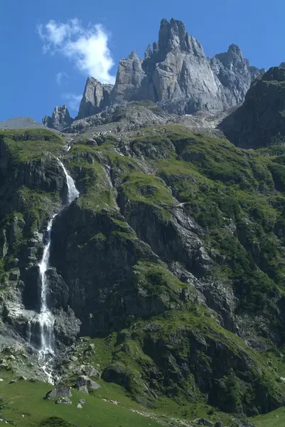 Waterval in de Zwitserse Alpen — Stockfoto