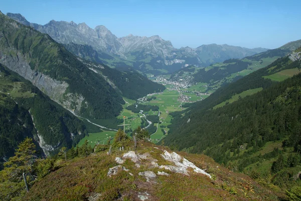 Vale de Engelberg nos Alpes Suíços — Fotografia de Stock
