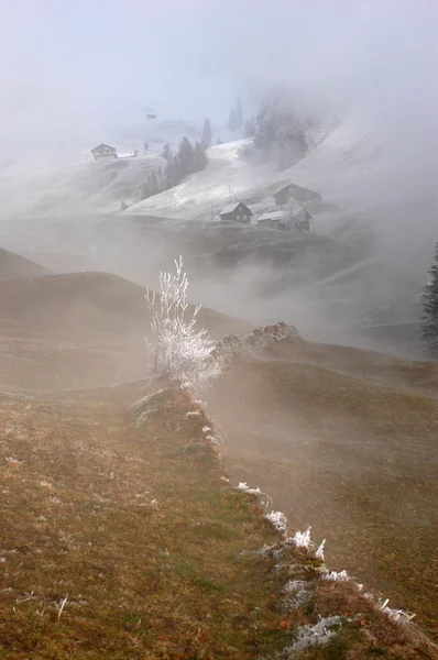 Bergsbyn i dimman. — Stockfoto