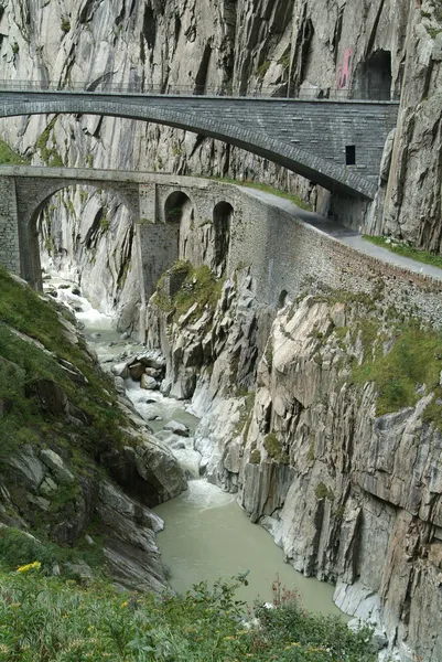 Devil 's Bridge em alpes suíços — Fotografia de Stock