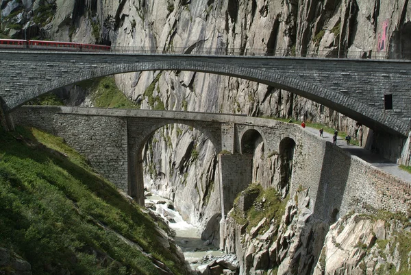 Teufelsbrücke auf den Schweizer Alpen — Stockfoto