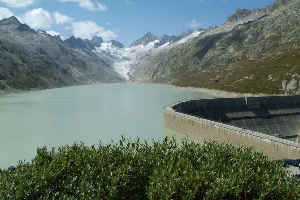 Presa y lago en Suiza — Foto de Stock