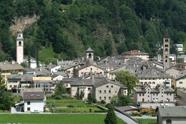 Das dorf poschiavo auf den alpen der schweiz — Stockfoto