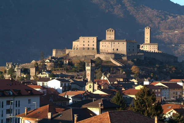 Het kasteel van Godshuizen grande op bellinzona, unesco werelderfgoed — Stockfoto