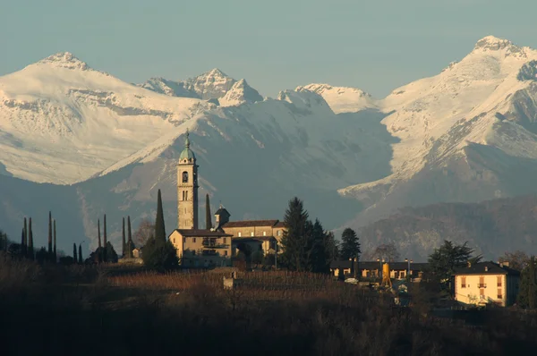 La chiesa di S. Abbondio a Gentilino e le Alpi svizzere — Foto Stock