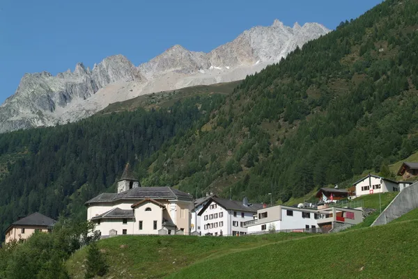 Vila de Bedretto no vale de Bedretto em alpes suíços — Fotografia de Stock