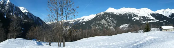 Winterblick in prato leventina in den Schweizer Alpen — Stockfoto