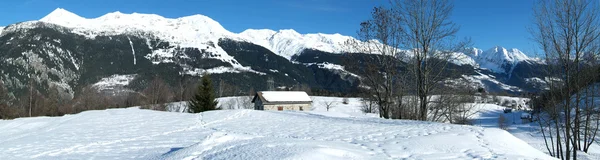 Vista invernale a Prato Leventina le Alpi svizzere — Foto Stock