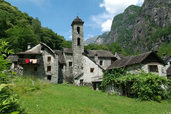 Village de Foroglio sur la vallée de Bavona — Photo