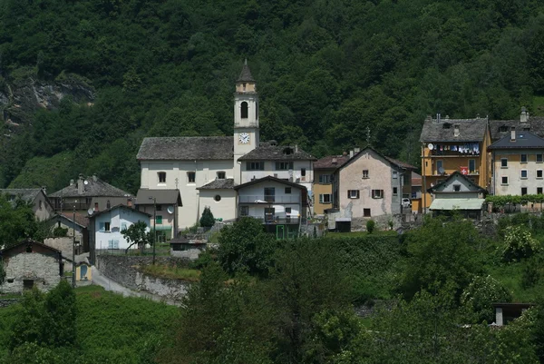 Деревня Данджо-на-Бленио в швейцарских Альпах — стоковое фото