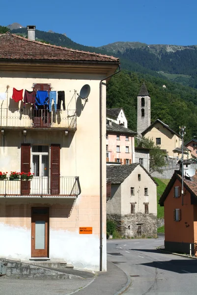 Prugiasco im Bleniotal auf den Schweizer Alpen — Stockfoto