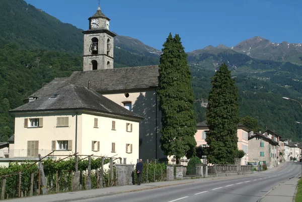 Wieś dongio na zacisznym doliny na Alpy Szwajcarskie — Zdjęcie stockowe