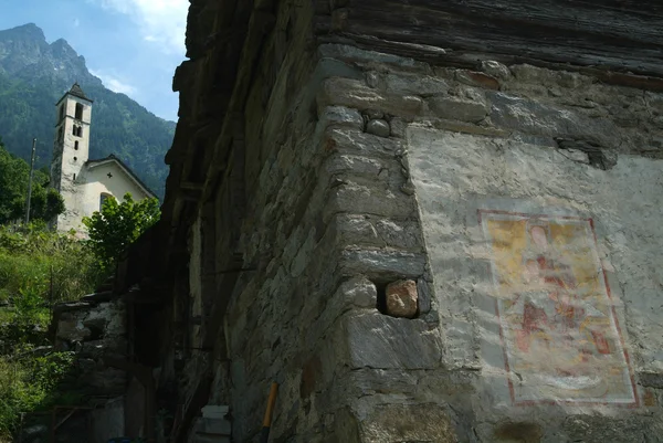 Dorp van lottigna op Bleniodal op Zwitserse Alpen — Stockfoto