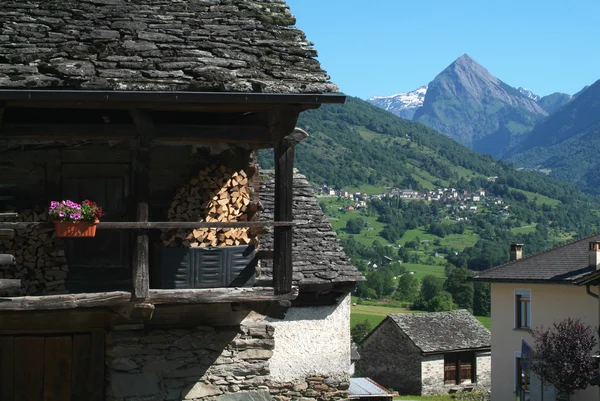 Prugiasco en el valle de Blenio en los Alpes suizos — Foto de Stock