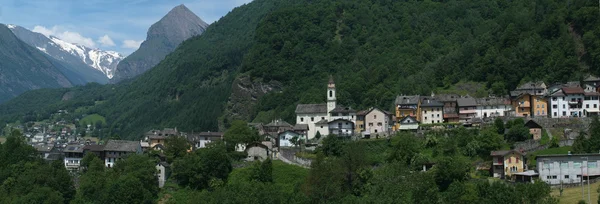 Aldeia de Dangio no vale de Blenio em alpes suíços — Fotografia de Stock