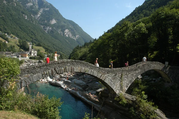 Romerska bron över floden verzasca på verzasca dalen — Stockfoto