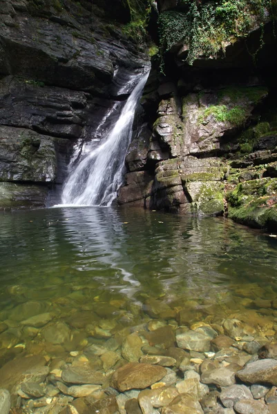 Die Wasserfälle der Breggia im Muggiotal in den schweizerischen Bergen — Stockfoto