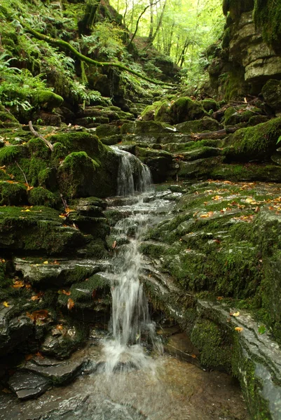 De watervallen van de rivier breggia op de muggio vallei op Zwitserse Italiaanse bergen — Stockfoto