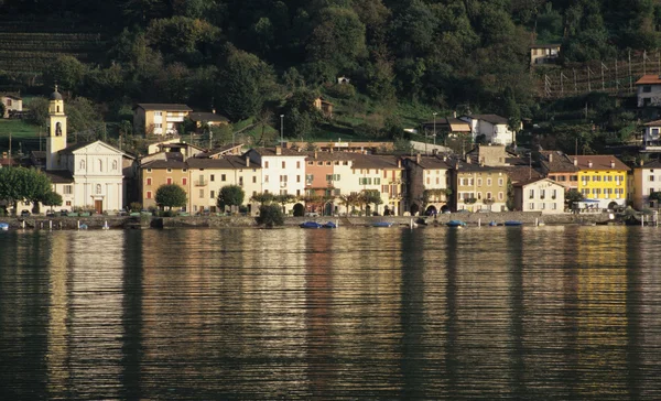 Villaggio di Brusino-Arsizio sul lago di Lugano — Foto Stock